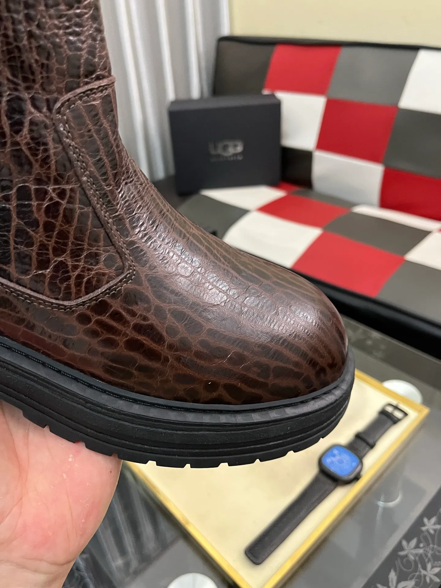 Ex-factory price: 680⌚️⌚️Thick wool imported from Australia Brand: UGG genuine purchasing agent Size: 39-44 (45 customized) Grade: Official website 1:1 Material: First layer of genuine leather waterproof and antifreeze upper Real wool lining Original non-slip and wear-resistant outsole Style category: Men's casual shoes Trendy style Comfortable on the feet Color: Official website color synchronization